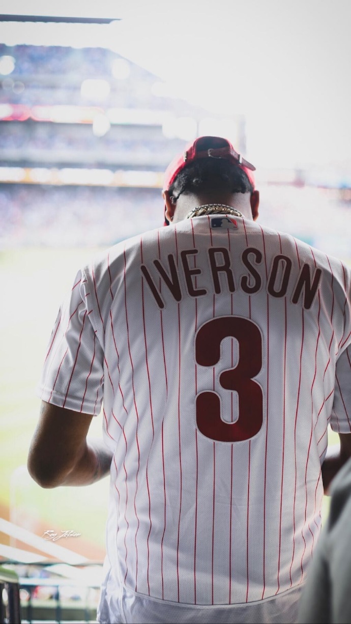 艾弗森帅气现身观看棒球比赛,永远的费城之子气场依旧