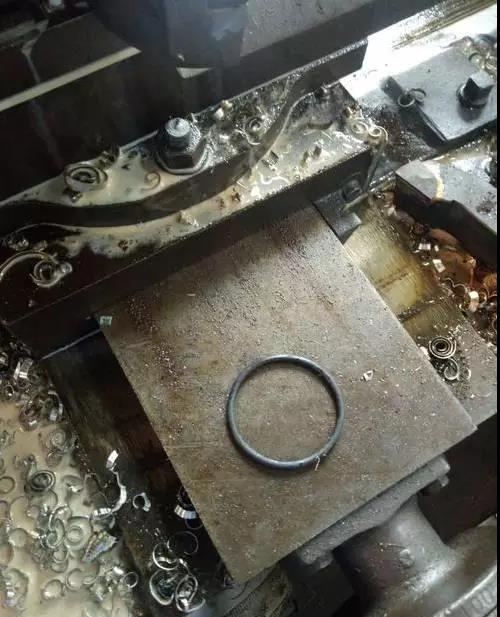 普通车床上切屑液到处飞溅怎么办?云机教你小妙招