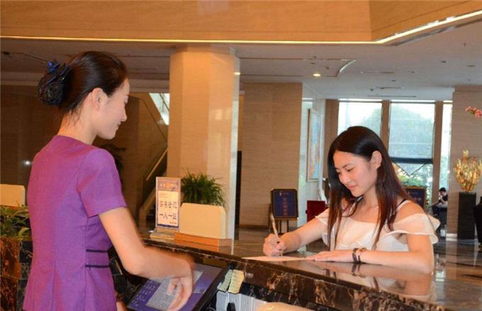 为何情侣套房中有个圆球有什么用吗前台女客人钟爱