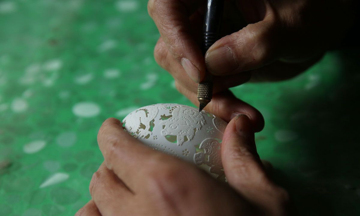 他放弃银行经济师职位成中国蛋雕第一人 一个蛋雕10万元|闻福良|蛋雕