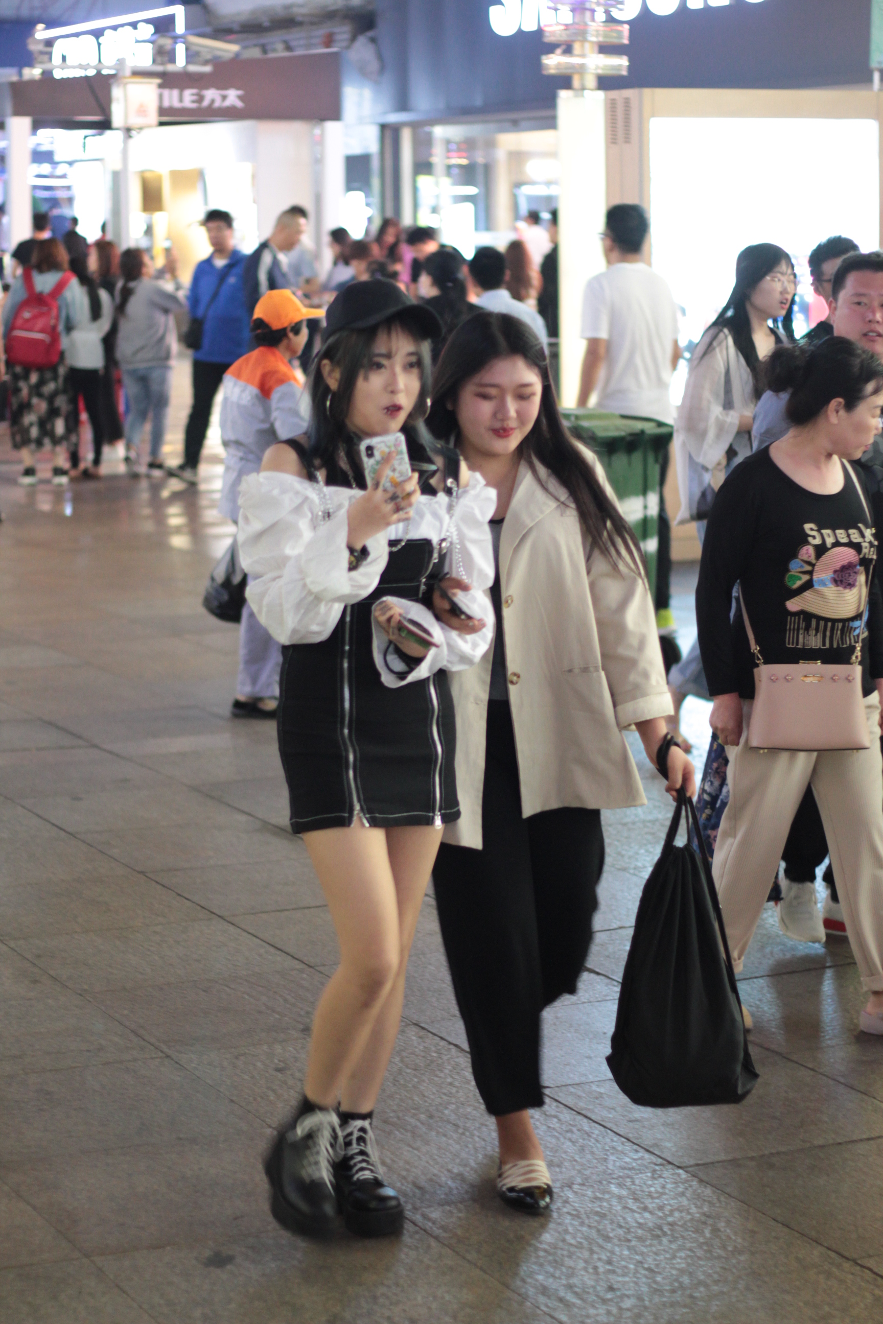 青岛气温升高一夜入夏,短裙美女扎堆逛街成靓丽风景线