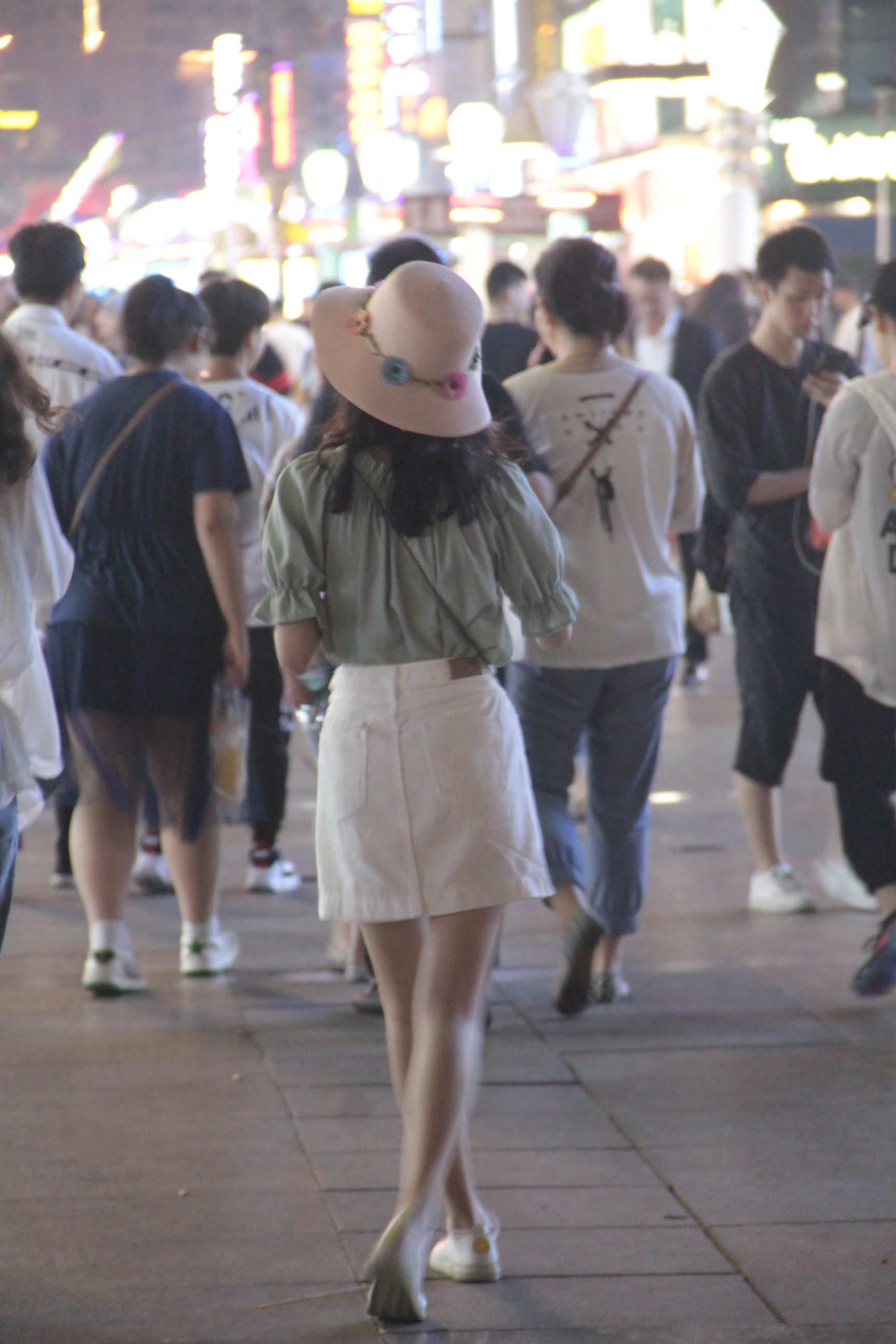 青岛气温升高一夜入夏短裙美女扎堆逛街成靓丽风景线