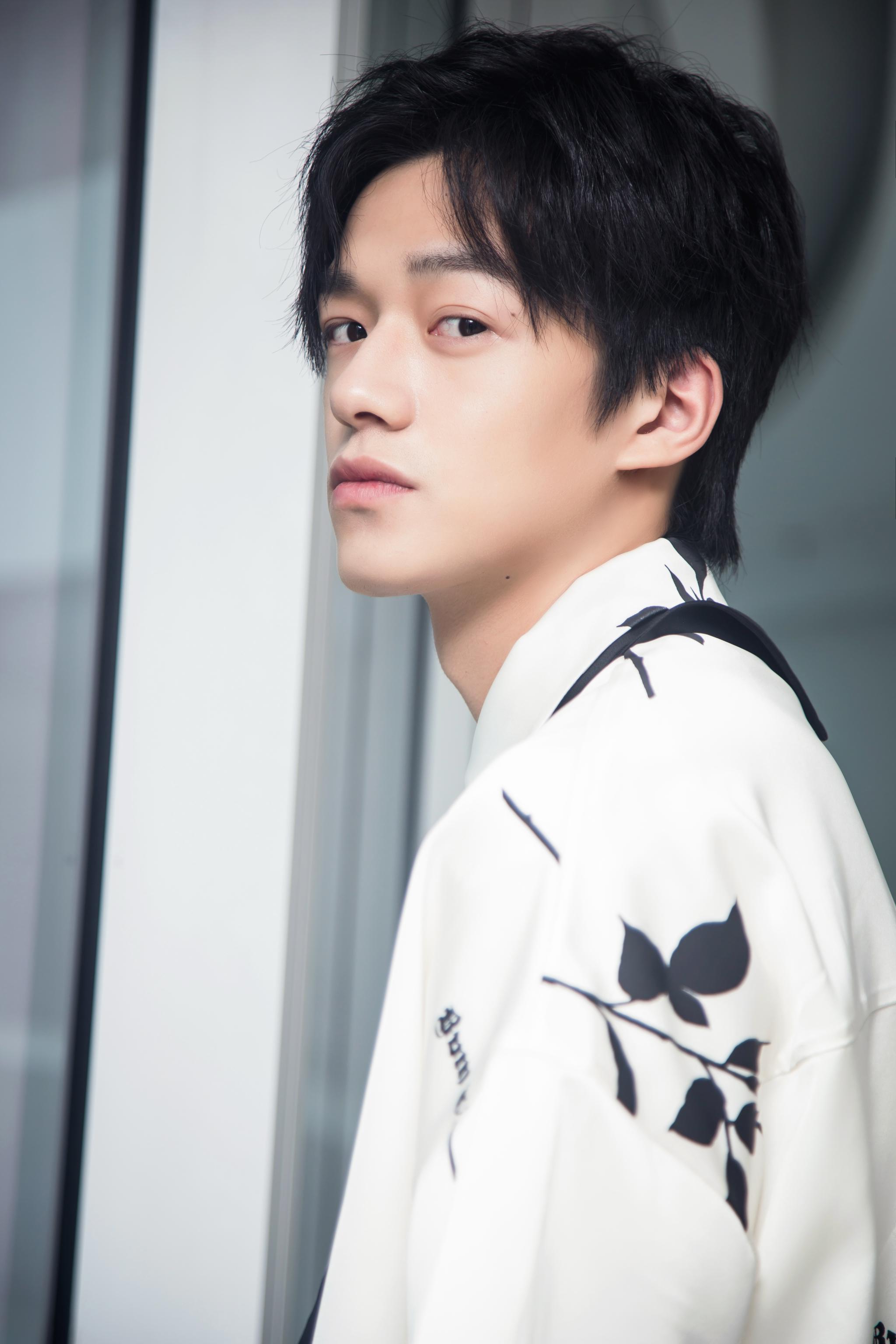 《演员的品格》后首合体 陈翔宇李则慧黄俊之亮相秀场青春满溢