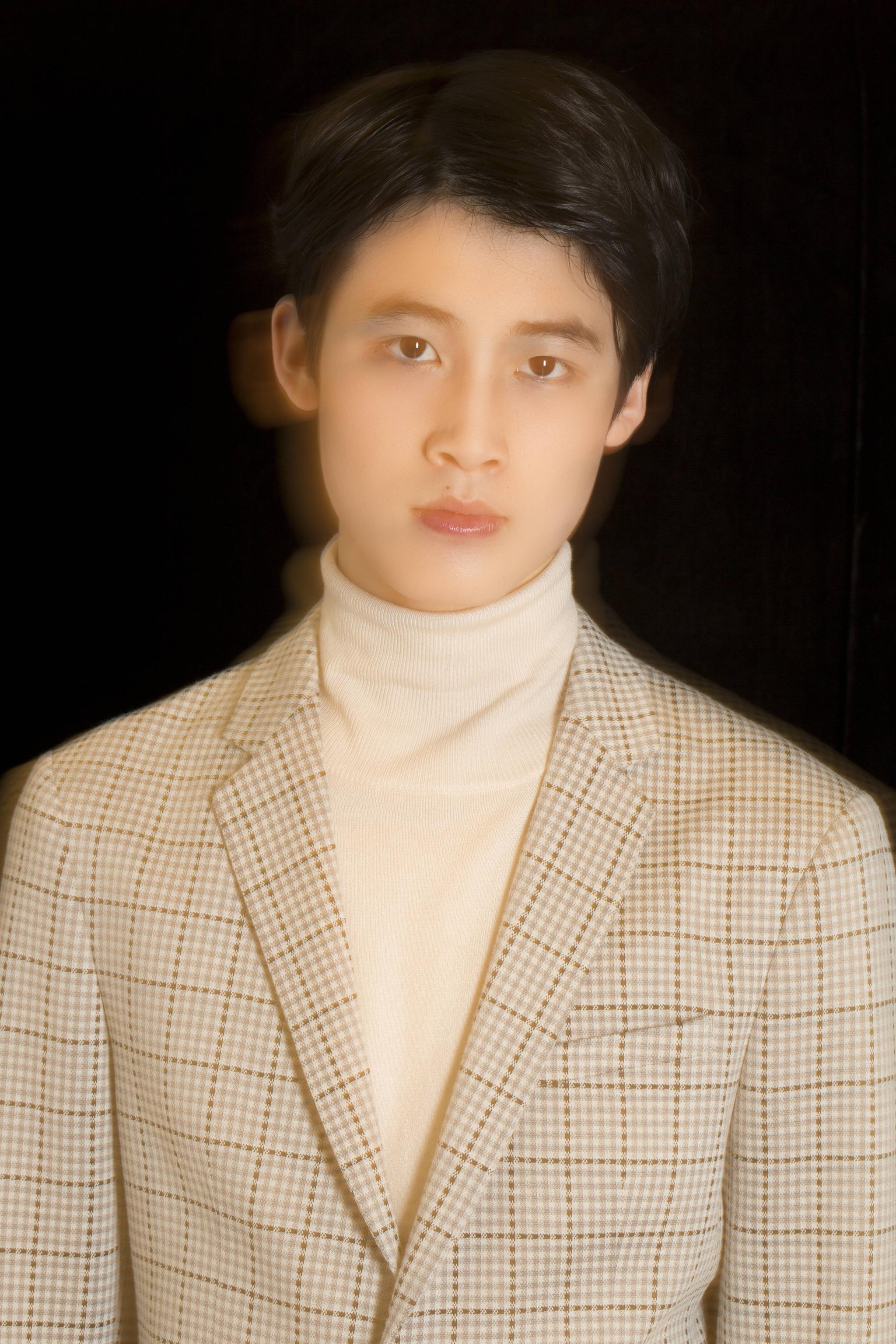 谷昊峰时尚写真曝光 朦胧光影诠释青涩少年初长成