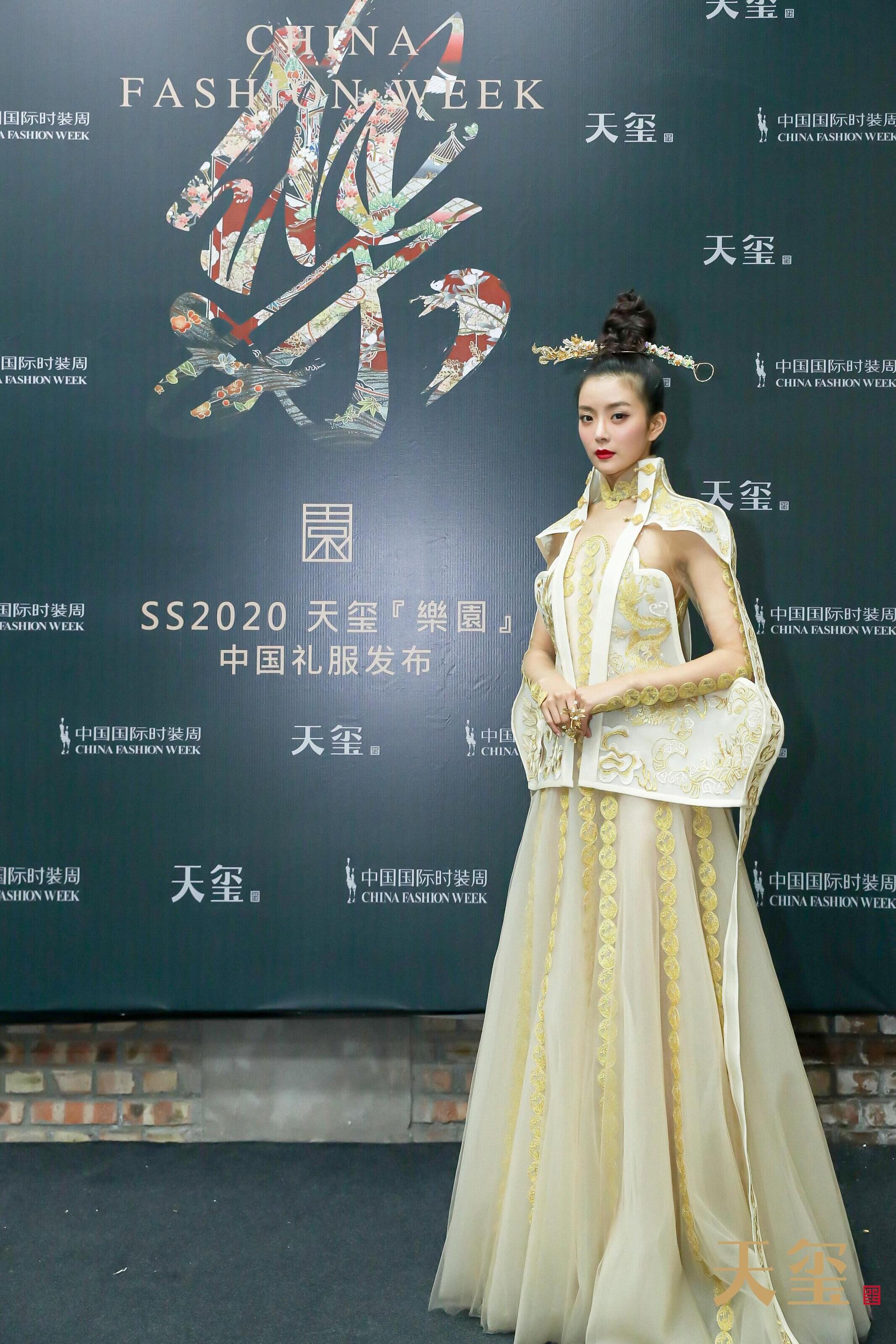 种丹妮天玺大秀惊艳开场 亮相国际时装周