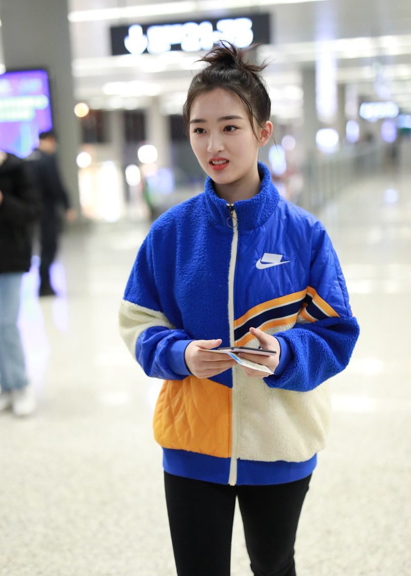 05后小花邓恩熙邻家有女初长成,已有成熟女孩韵味,气质清新宜人