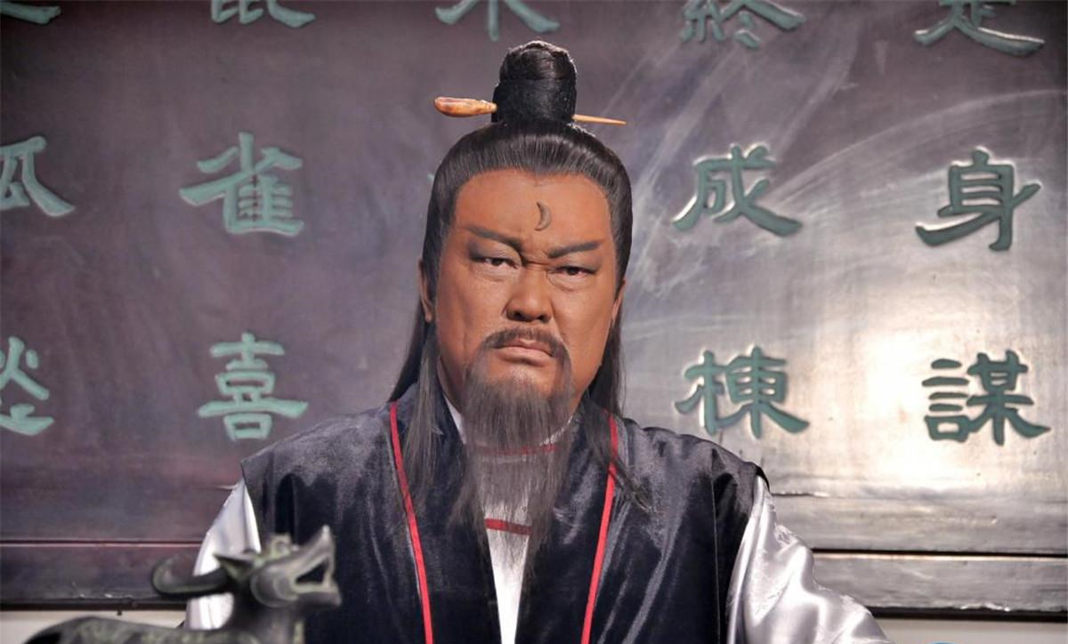 个正义感爆棚的人,他作为江湖豪杰,愿意在朝为官只是出于对包公的敬重