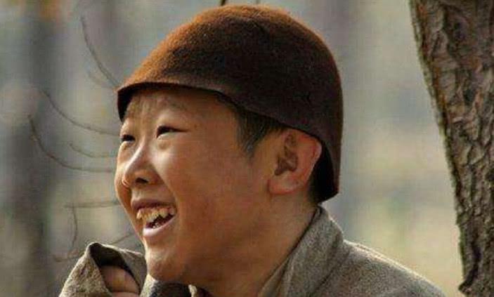 他在战争片中饰演了15年的小孩,如今33岁的他和妻子像母子|侯祥|母子