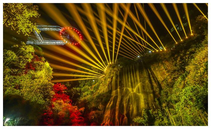 广东清远古龙峡斥巨资装扮景观,玻璃桥与平台穿上五彩衣裳