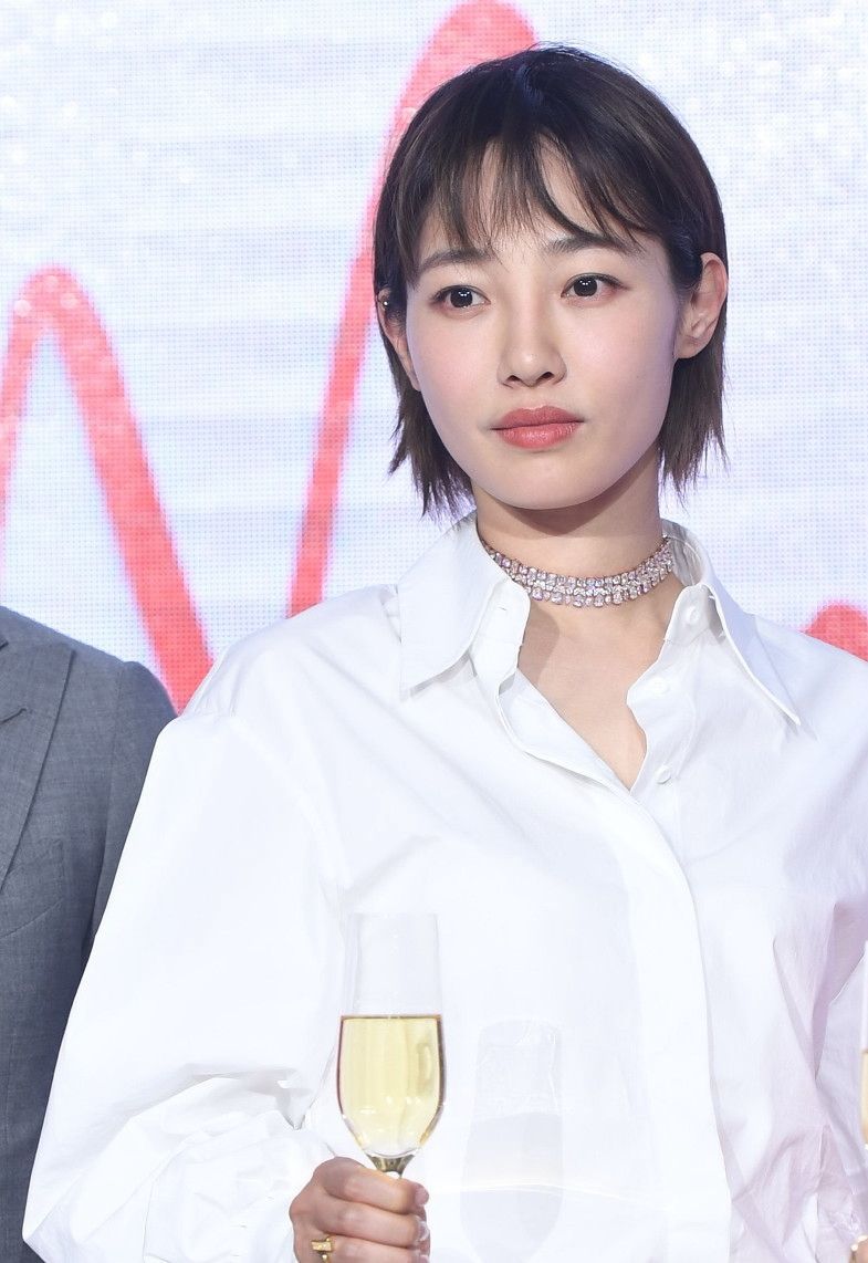 图一是女神白百何,穿白色的上衣,女人味十足!_高清图集_新浪网