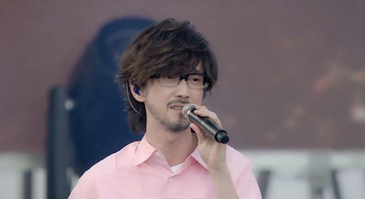 50岁周传雄近照流出,身材依旧消瘦,未恢复到全盛时期