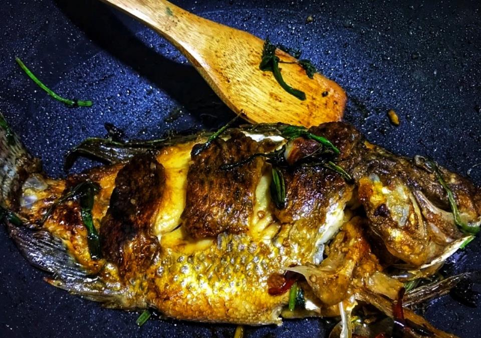 香煎鱼时,原来要掌握这3点窍门,才能皮酥肉嫩还无腥,涨知识了