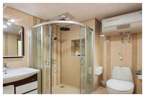 为什么外国人卫生间不装淋浴房？头次见这种设计，不得不夸聪明