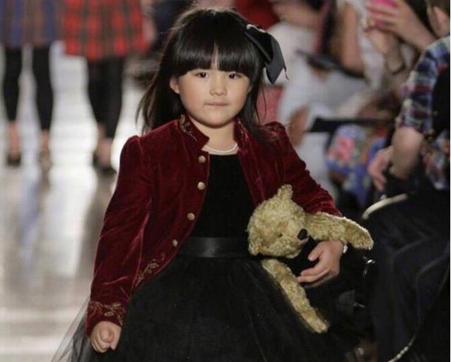 李湘女儿王诗龄上过多次国际大舞台,走在舞台上轻车熟路,很可爱