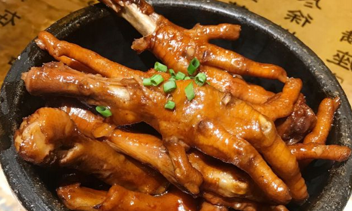 天冷了,分享给你一种砂锅焖鸡爪的做法,先腌后焖,软烂又入味