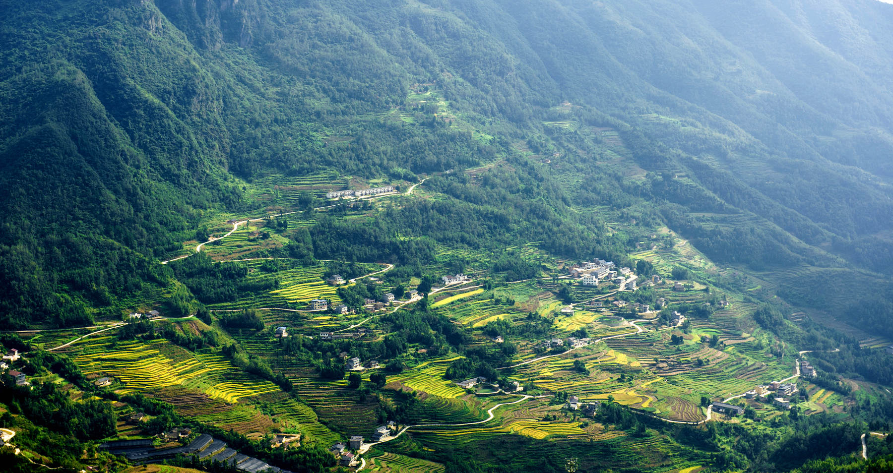 在陕西南部有一处山水环绕,高山迭出的地方,这里有着它神韵,凤江明代