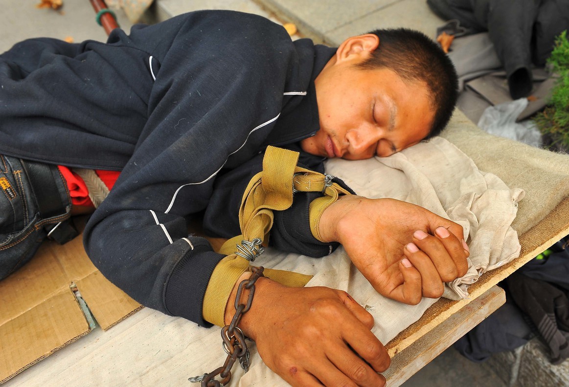 图片里被铁链拴住的是孙老汉的儿子,28岁了,患精神分裂症,经常离家