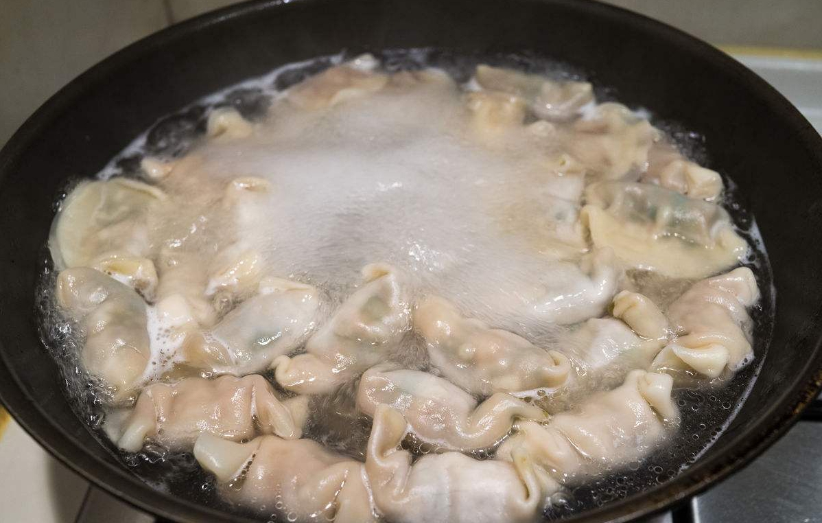 煮速冻饺子时,开锅再下饺子就"错了",这样做饺子不破皮更鲜美