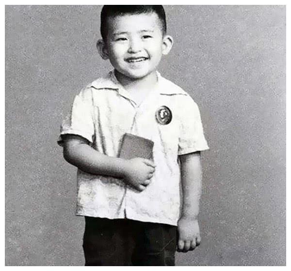 第三张照片中的小朋友,乍一看你会觉得好像是吴君如的小时候,那么小编