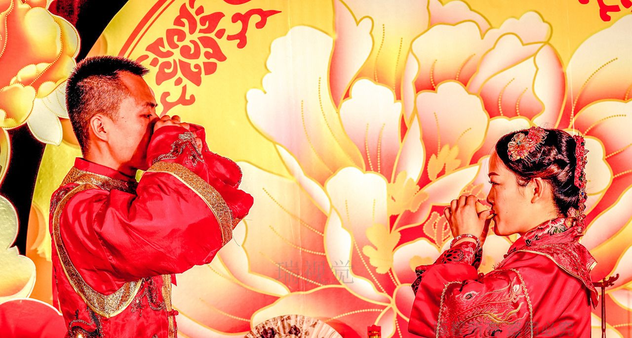 中式婚礼上新郎新娘都要喝交杯酒,原来叫“合卺”,是在洞房里!|交杯酒|匏瓜|合卺_新浪新闻