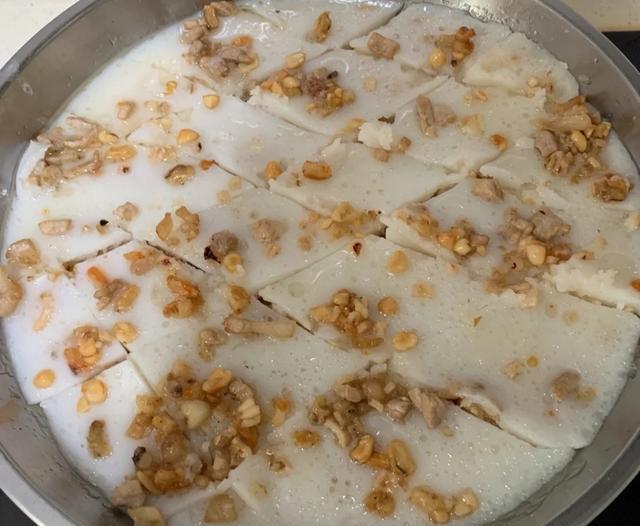 家里有粘米粉不知道要怎么用?不妨来这样做,九层糕与肠粉随便吃