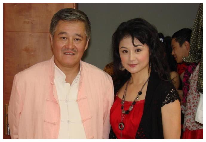 53岁马丽娟近照,端庄优雅穿着朴素,赵本山选妻子果然好眼光!