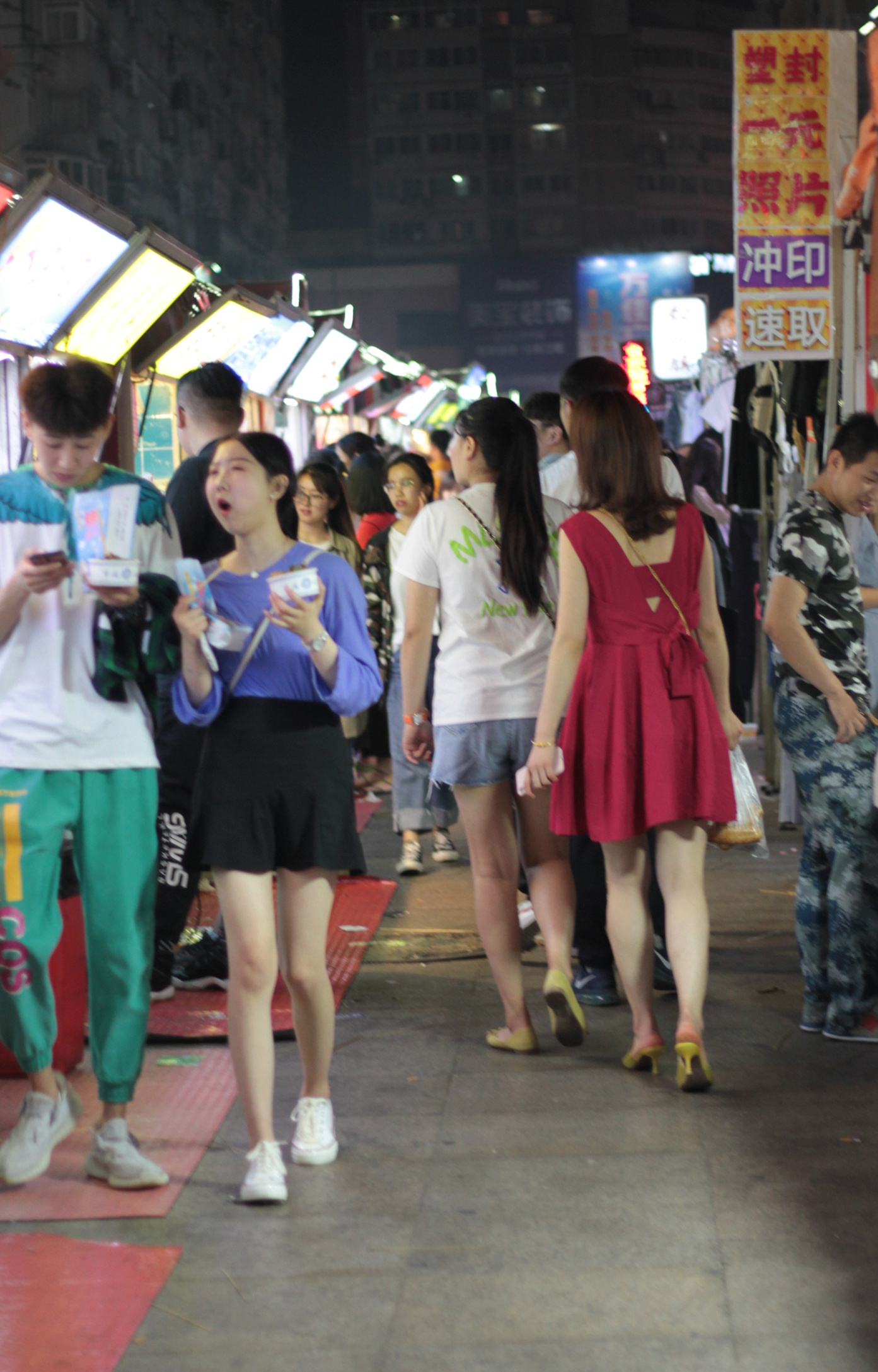 青岛气温升高一夜入夏,短裙美女扎堆逛街成靓丽风景线