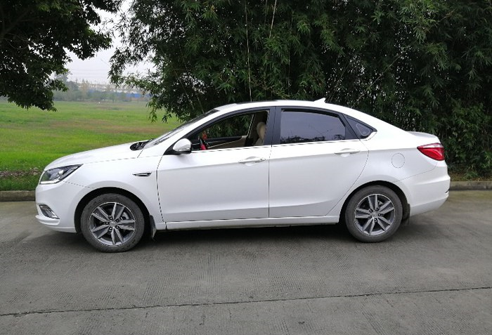 珍珠白的长安逸动依然绚丽多彩光彩照人