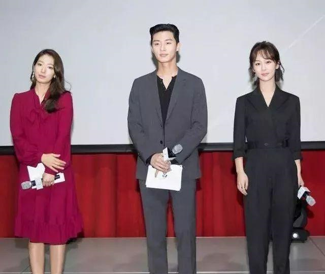 而早期的baby和朴信惠合影时，baby美颜，朴信惠大气，你更吃谁的颜呢？