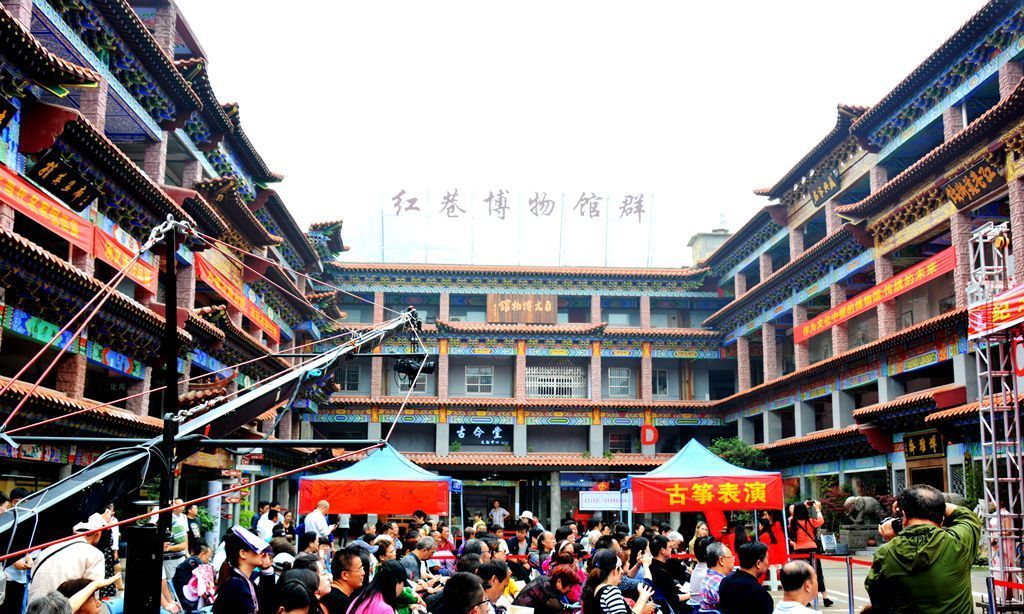 武昌红巷博物馆群内热闹非凡,吸引了众多的市民参与.武昌区纪念5.