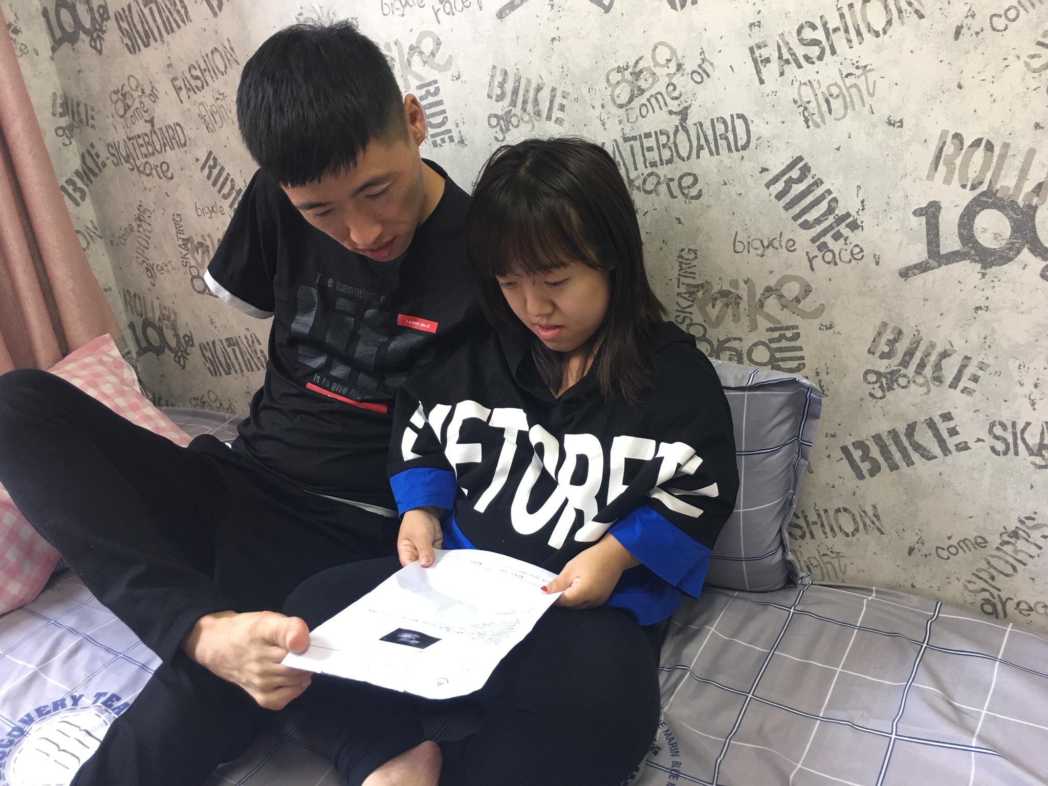 6月19日,黑龙江鹤岗市,张刚正和妻子商量着孩子的事情.妻子彭宇1.