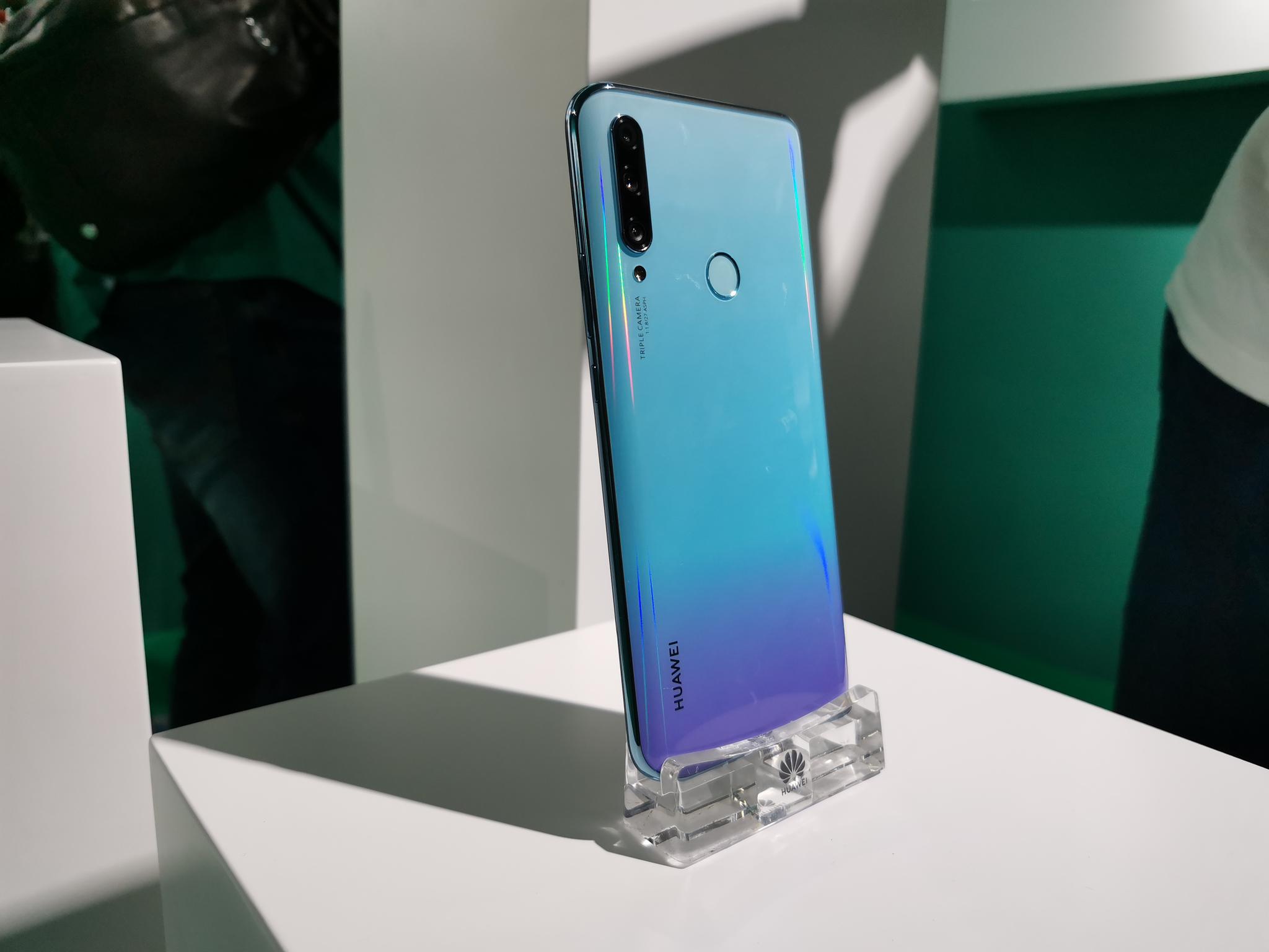 华为畅享10plus现场试玩升降摄像头旗舰配色