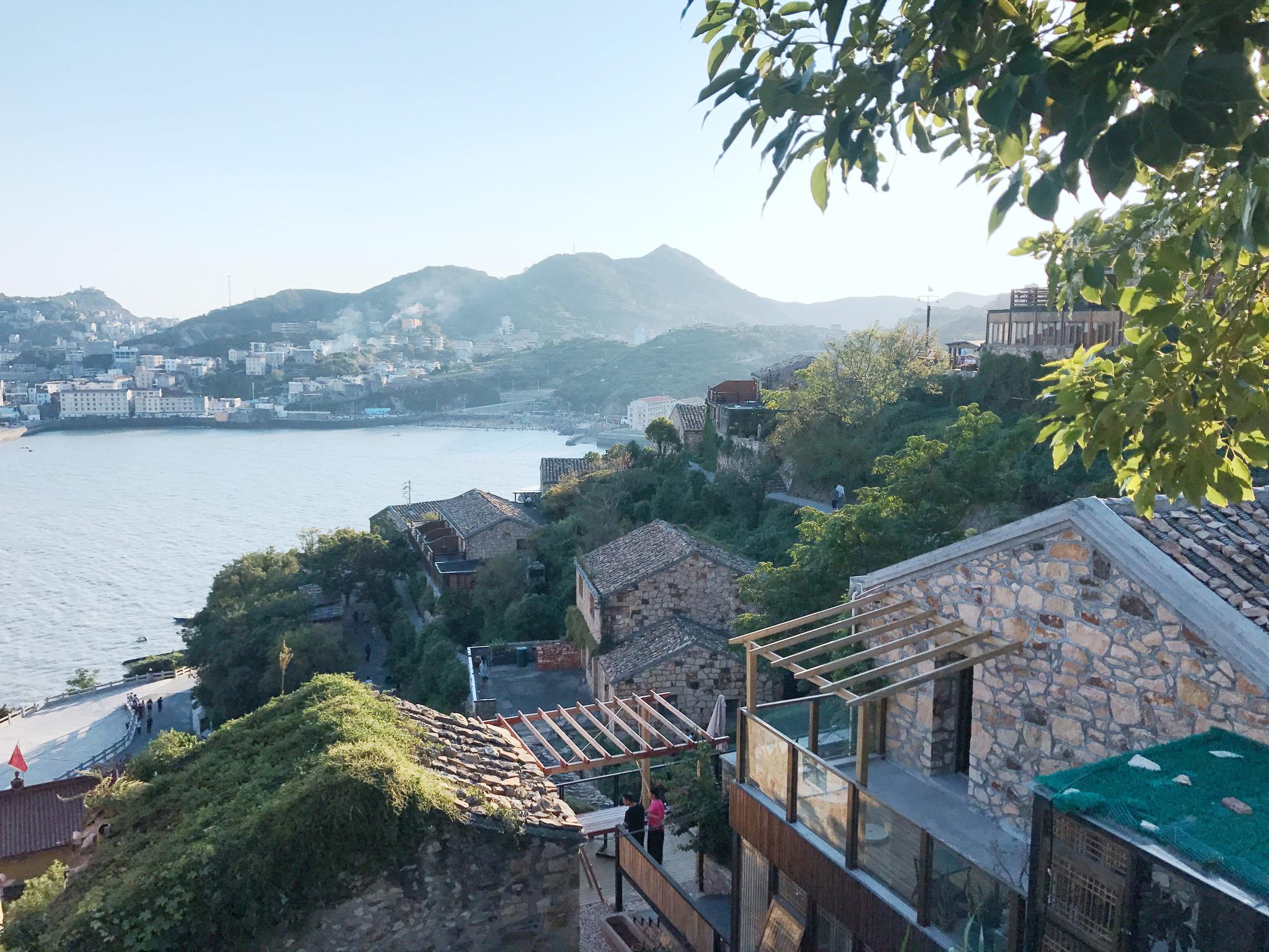 浙江这个海滨村庄风景优美,曾经差点成无人村,如今到处是民宿