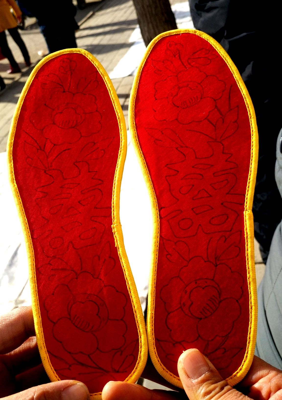 中国人讲究对称美,也将对称的美发挥到极致,一双绣花鞋垫就足以证明.