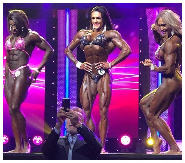 2019年阿诺德女子形体冠军 22岁腹肌清晰英姿飒爽