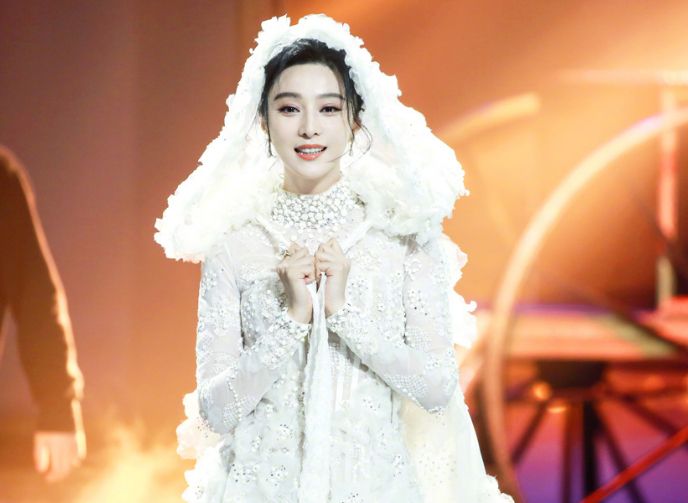 范冰冰:一袭白色钉珠蕾丝连身裙肤白貌美,化身白雪公主!