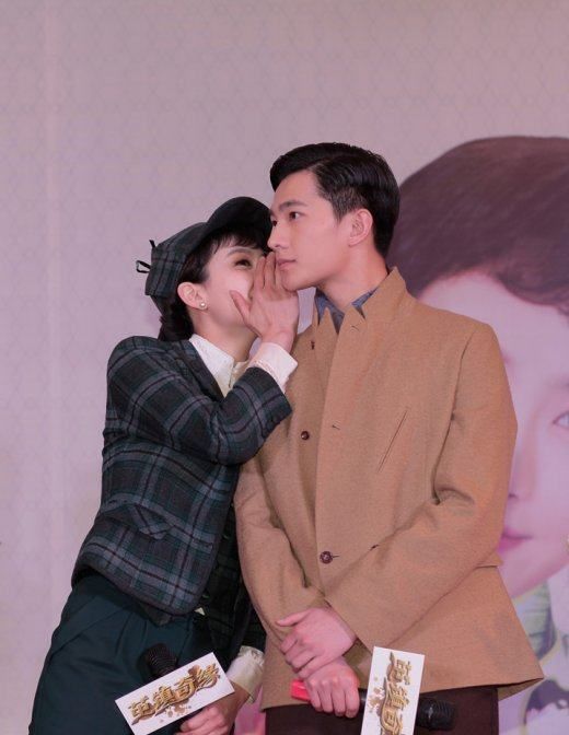 杨洋和宋茜5张亲密的合照,图1贴耳密聊,图2杨洋"地咚"宋茜_高清图集