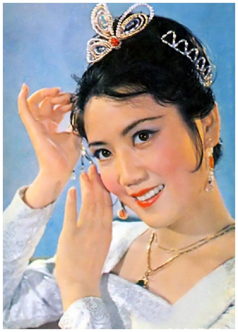 《杜十娘》中饰杜十娘刘晓庆在电影《红楼梦》中饰王熙凤姜黎黎古装