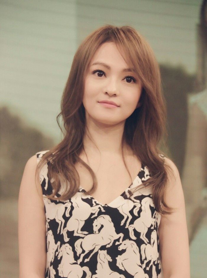 不但是声音好听早期出席活动的张韶涵吊带露香肩的造型太美了