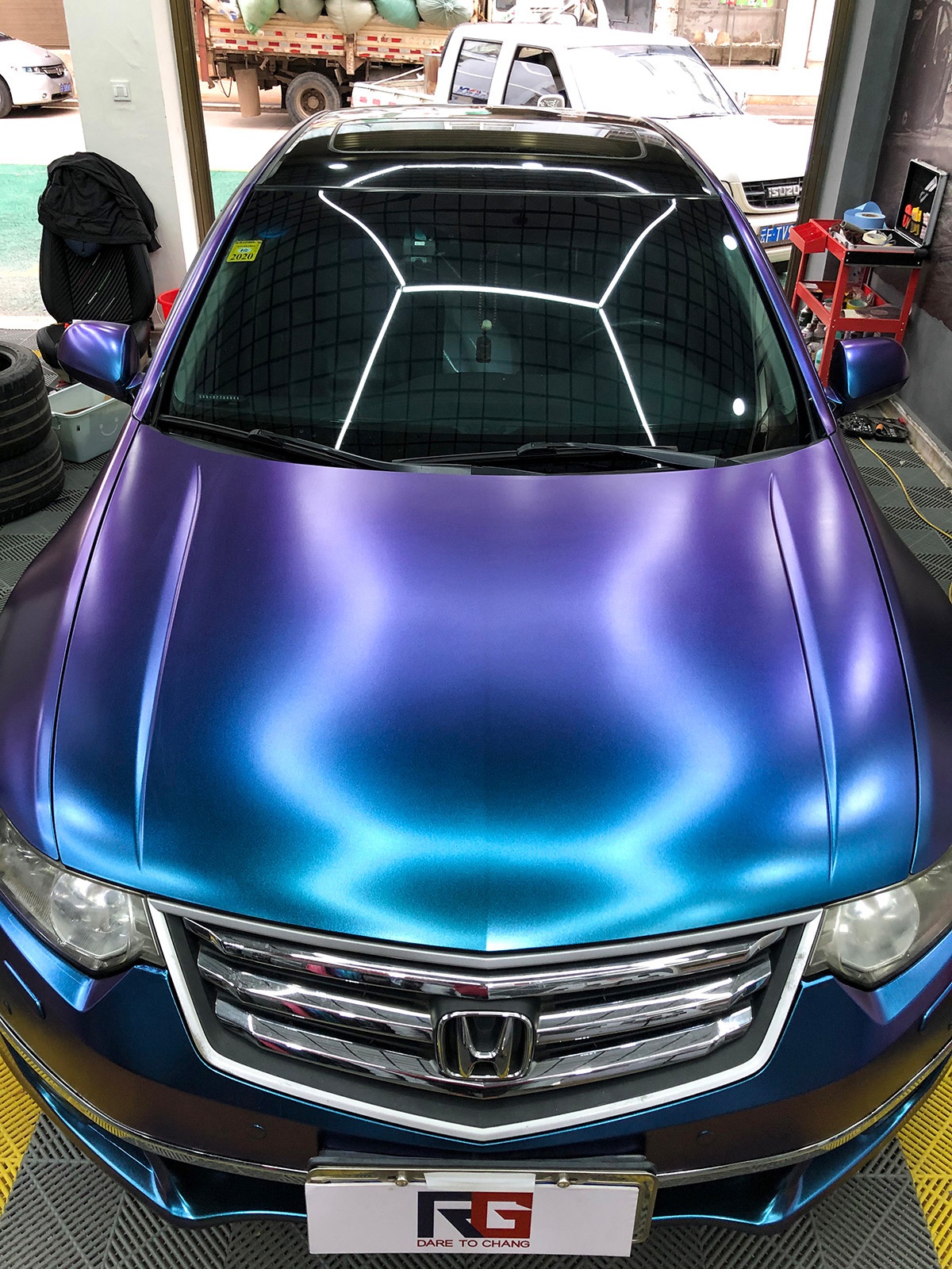 贴膜,小编今天给大家推出的是全网最新的本田思铂睿车身改色膜电光紫