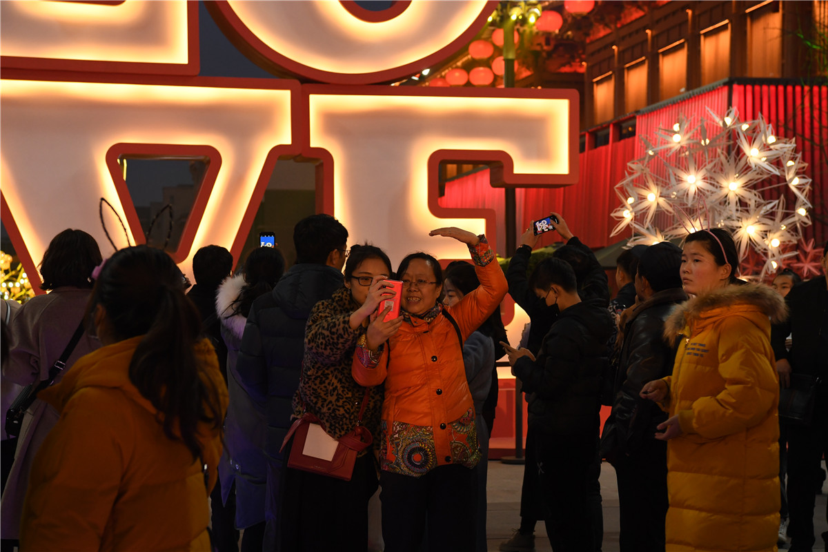 大年初二大唐不夜城45万游客涌入,被誉“全球最挤”|大唐不夜城|游客|花灯_新浪新闻