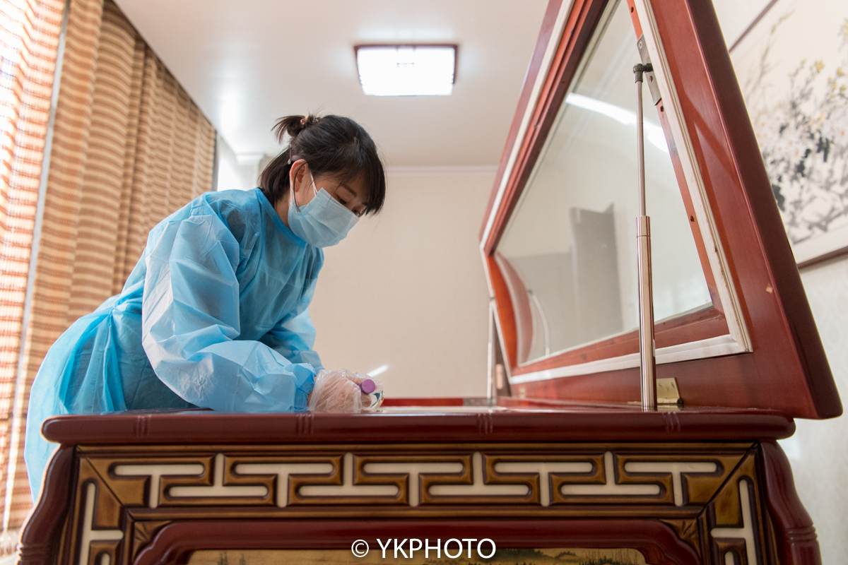 很多逝者家属会要求入殓师在化妆时,使用逝者生前喜欢的口红色号.