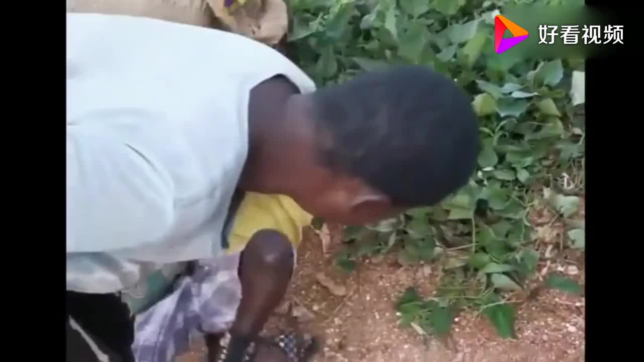 非洲孩子又被家长揍了屁股都快开花了疼得满地打滚还抢棍子