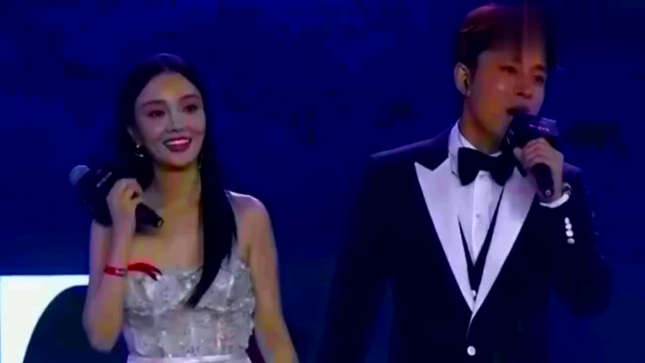 李小璐晒嘻哈风近照比剪刀手卖萌 网友:PGone情侣装?