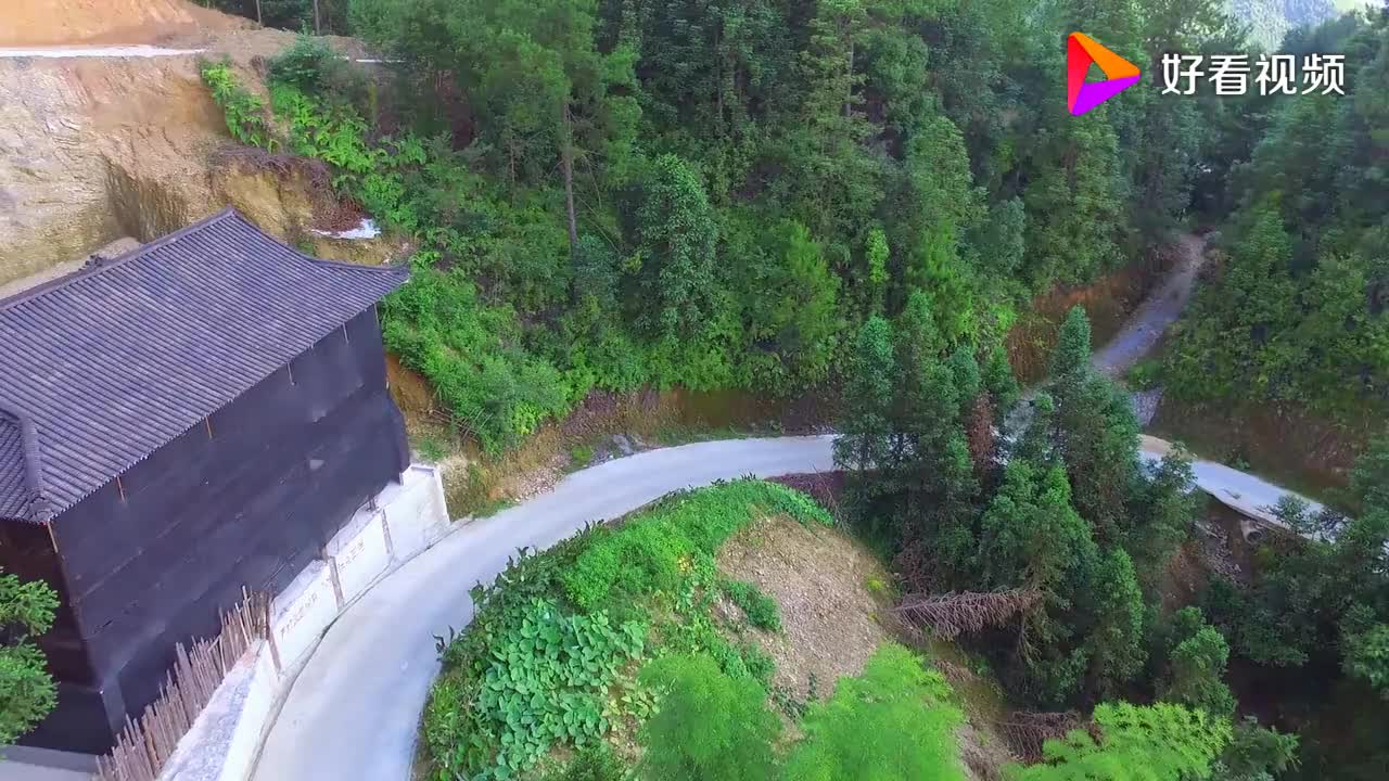 背靠大山而居左右是大山门口是公路住在这就像人间宝地啊