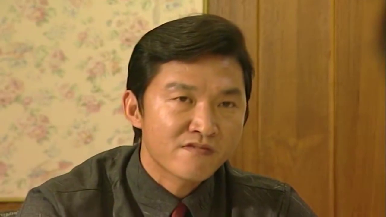 豪哥刚从监狱放出来,妻子让他先休息,豪哥坏笑