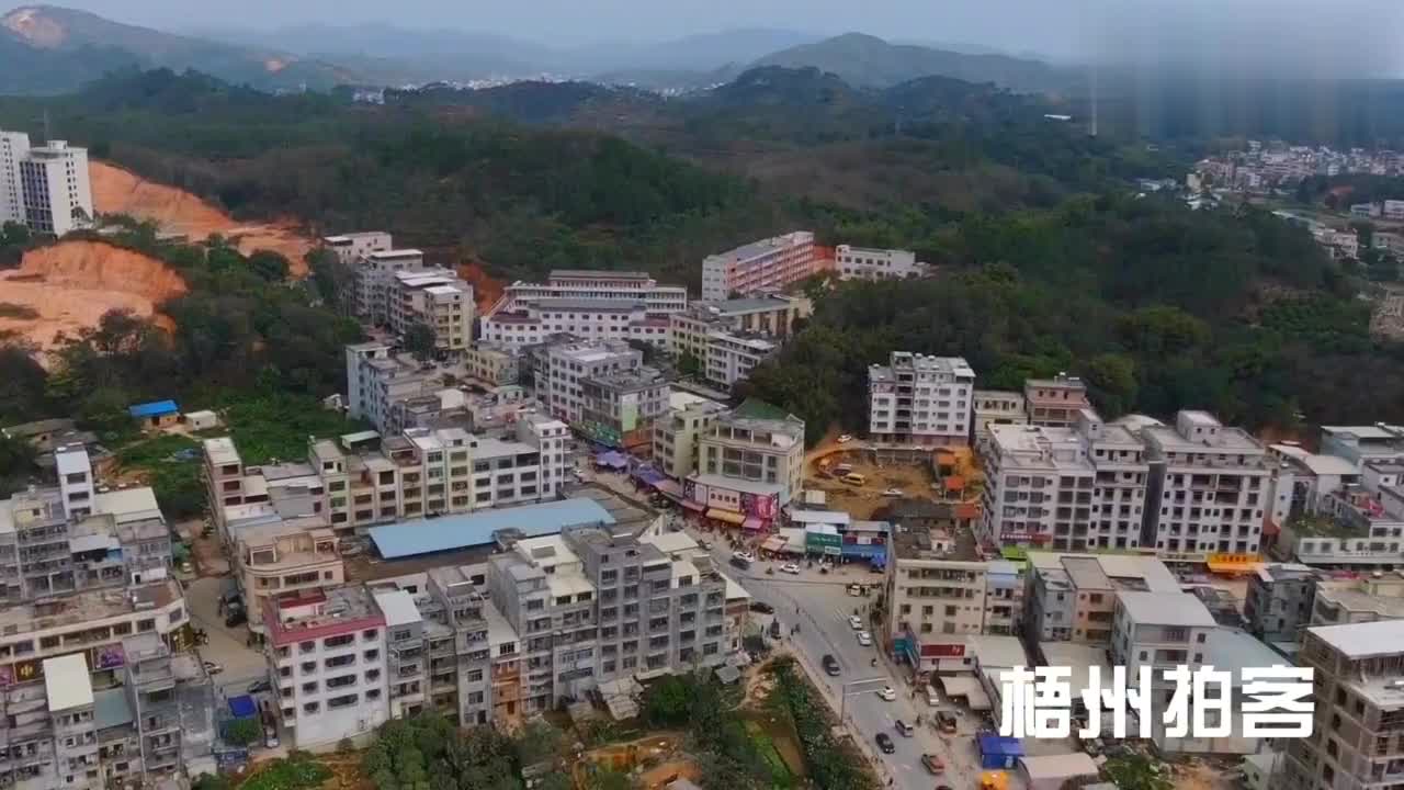 航拍广东高州市石板镇,化州市宝圩镇和荷花镇相比是有点差距!