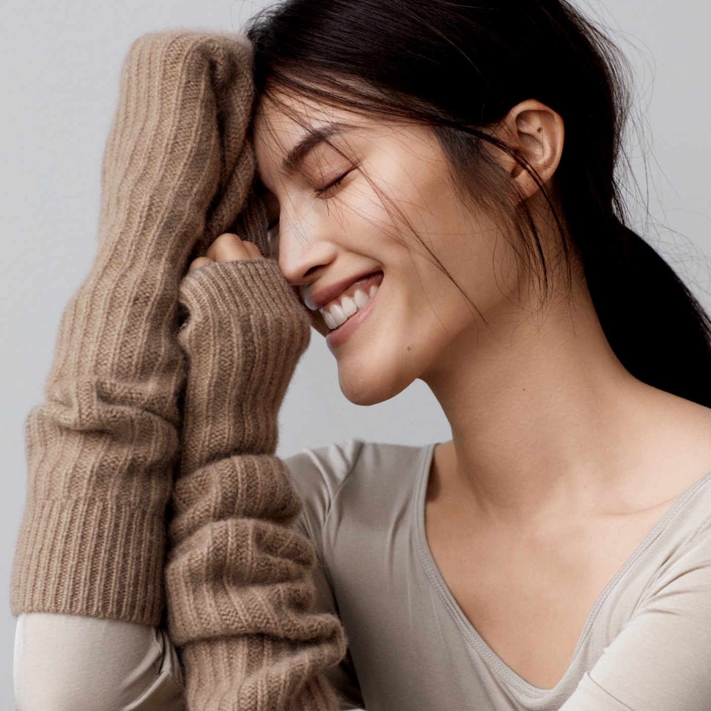 何穗演绎秋冬广告大片 展现温柔质感