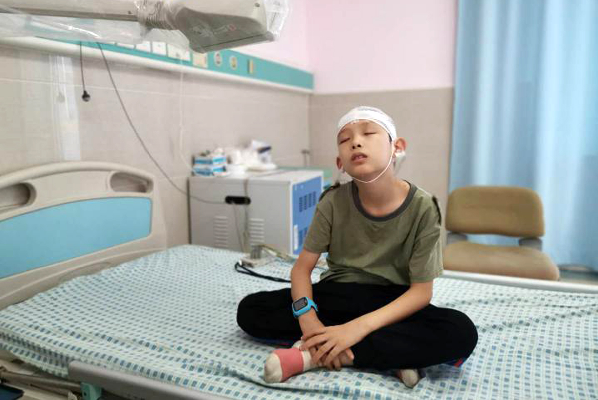 10岁男童常脑部"放电"晕倒,吓跑同学,两年换三个学校