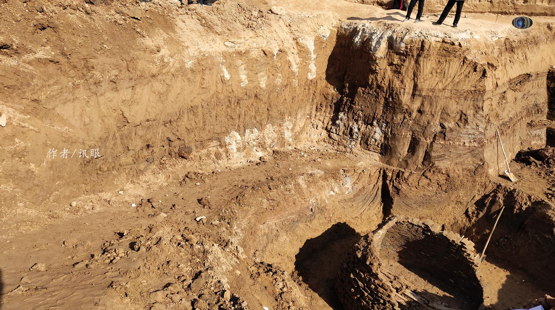 前不着村后不着店的野外发现古墓,三丈深的墓室构造实属罕见|墓室